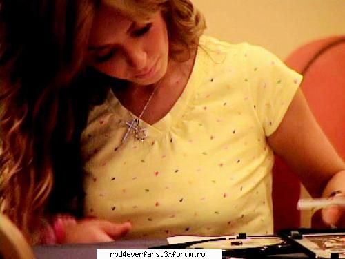 ->->->Fi primul<-<-<- - any in galbenn vreau o poza cu ea imbracata - Anahi